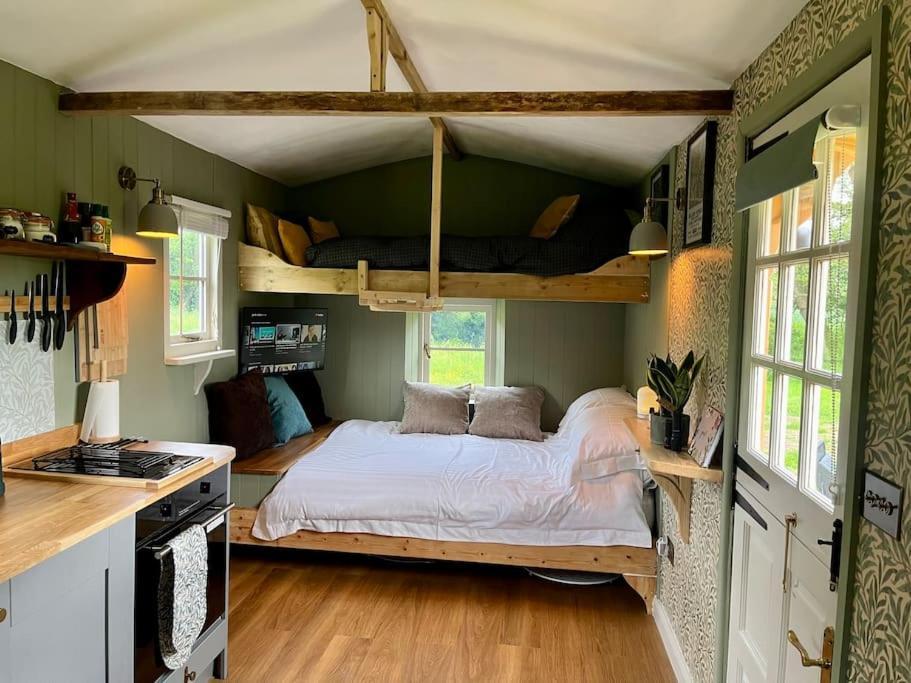 Mountbatten Shepherds Hut & Buckhurst Shepherds Hut Ashford  Kültér fotó