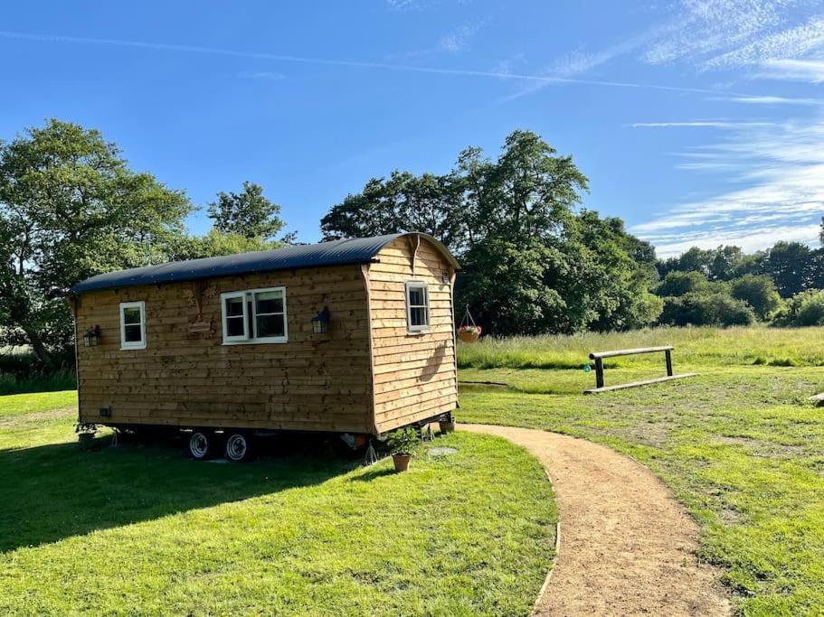 Mountbatten Shepherds Hut & Buckhurst Shepherds Hut Ashford  Kültér fotó