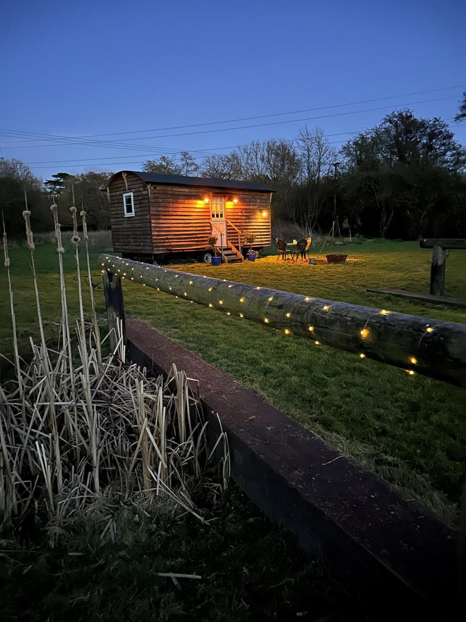 Mountbatten Shepherds Hut & Buckhurst Shepherds Hut Ashford  Kültér fotó