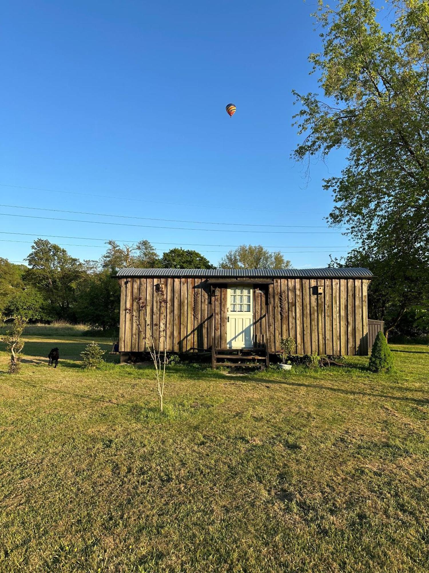 Mountbatten Shepherds Hut & Buckhurst Shepherds Hut Ashford  Kültér fotó